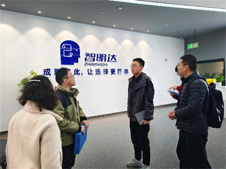 工作人員到企業提供精準服務。黃成薇供圖