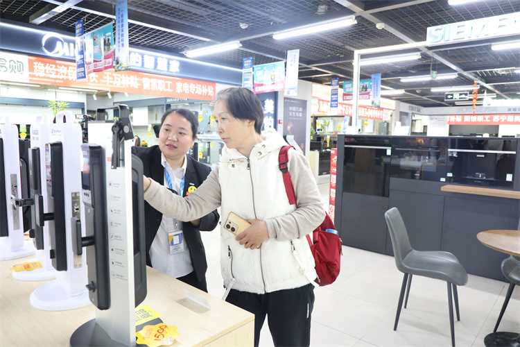 市民到蘇寧易購門店選購商品。翠屏區(qū)融媒體中心供圖