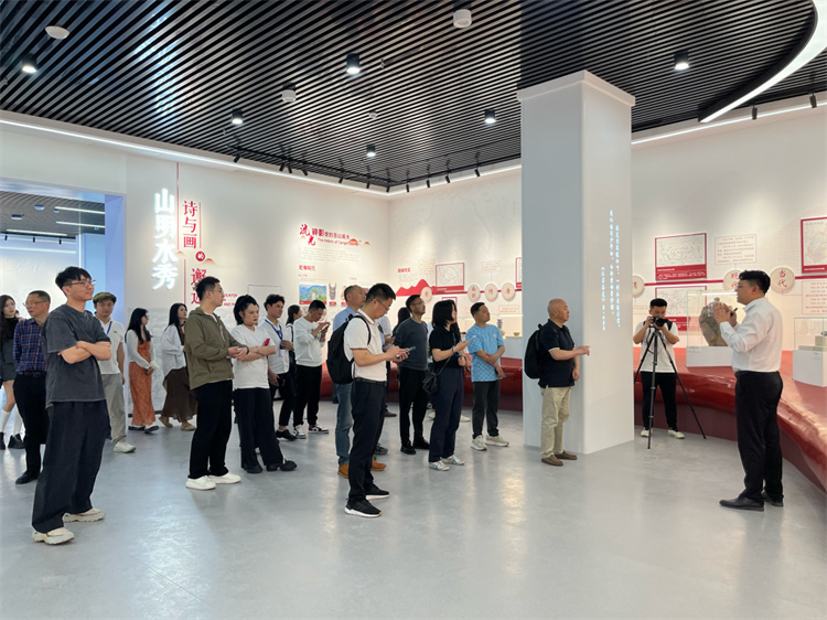 參觀“蒼溪印象”數字展廳。蒼溪縣融媒體中心供圖