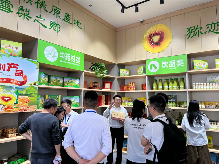 參觀農特產品展廳。蒼溪縣融媒體中心供圖