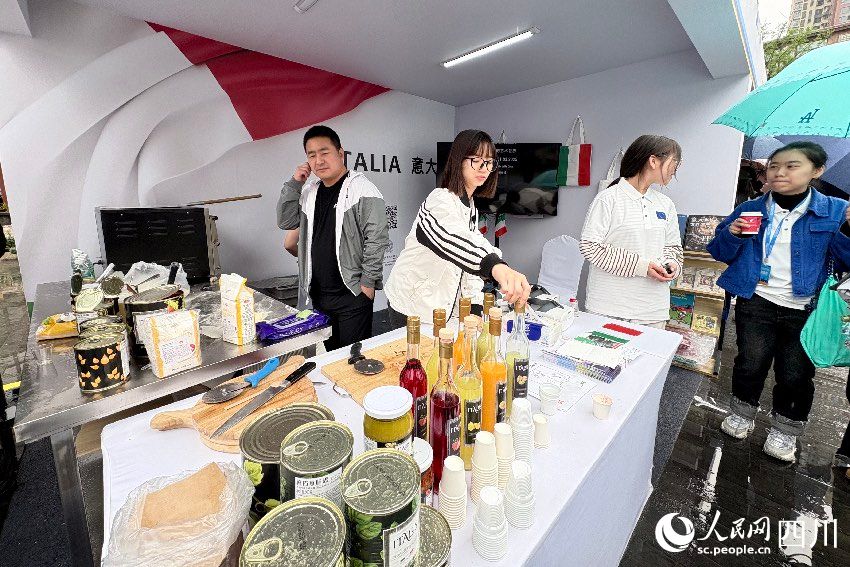 由歐盟駐華代表團主辦的“2025成都·歐洲文化季”暨“歐洲風情街”開幕式在四川省成都市東郊記憶園區舉行。人民網記者 朱虹攝
