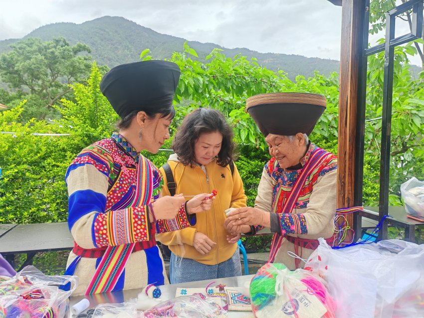 游客正在體驗非遺項目。德昌縣委宣傳部供圖