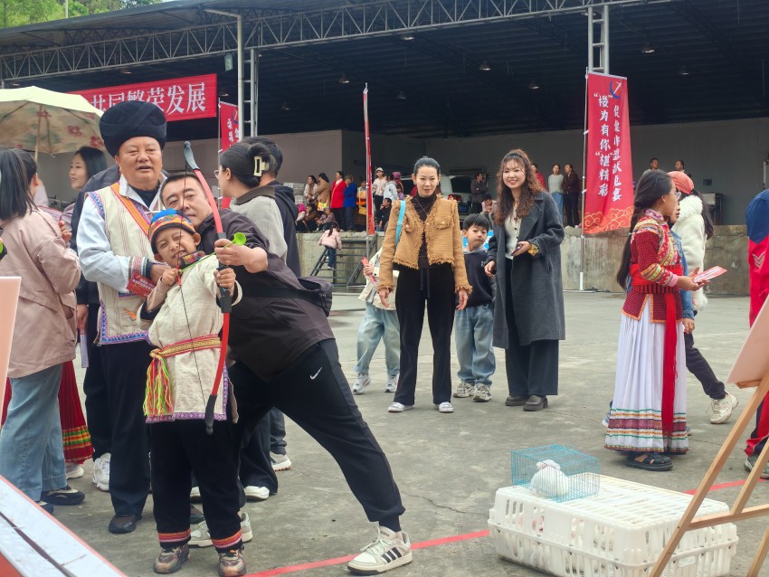 游客正在體驗非遺項目。德昌縣委宣傳部供圖