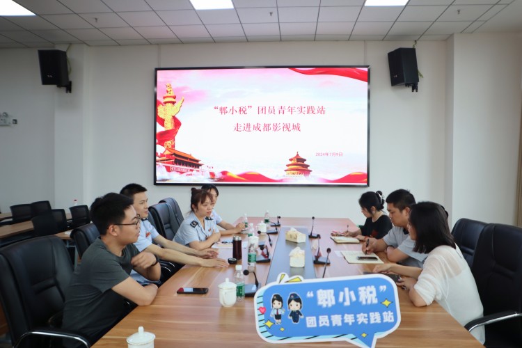 稅務干部送政策到成都影視城。成都市稅務局供圖