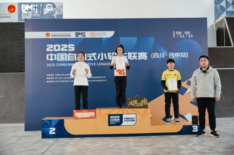 為獲獎者頒獎。主辦方供圖