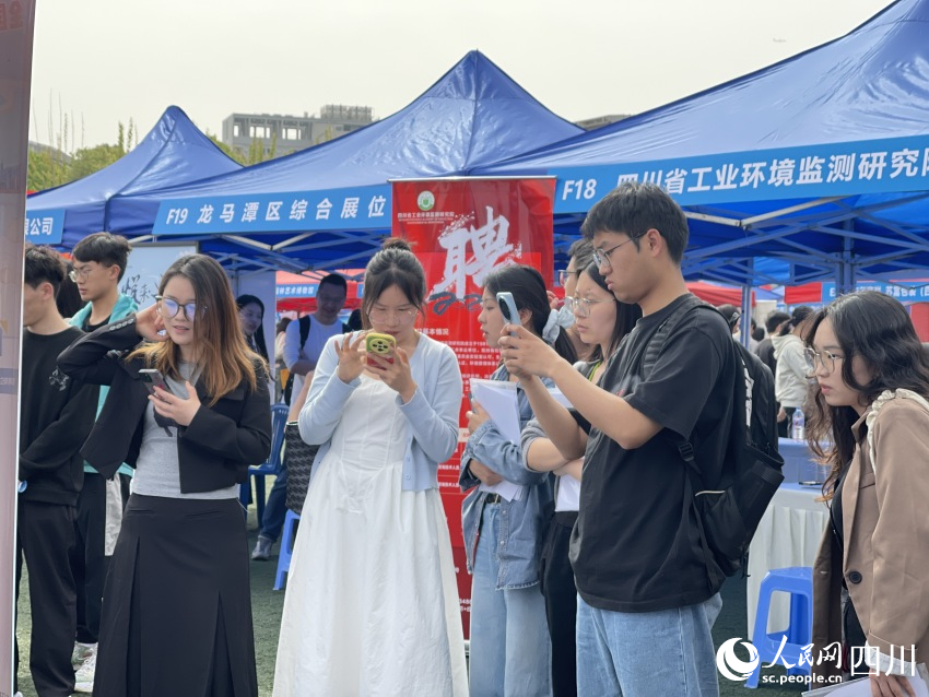招聘活動現場。人民網 王凡攝
