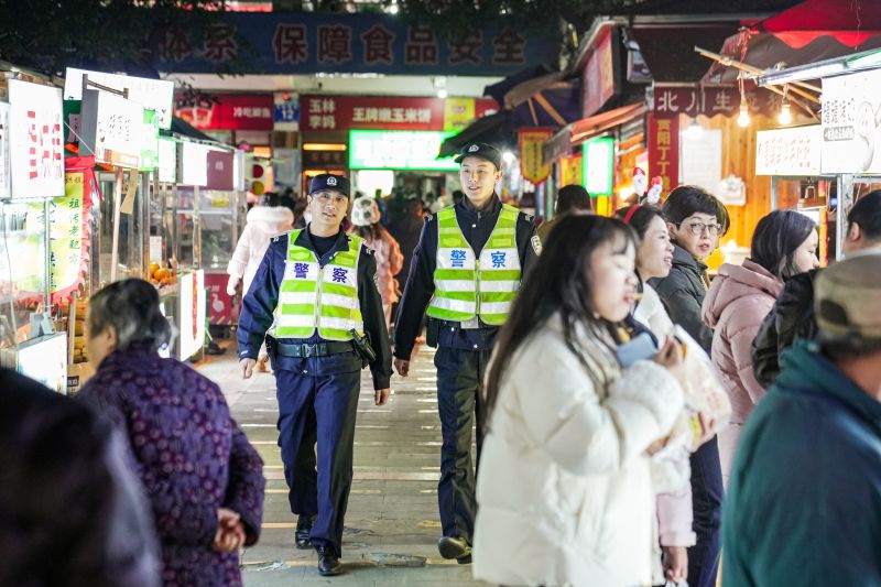 正在巡邏的民警。受訪者供圖