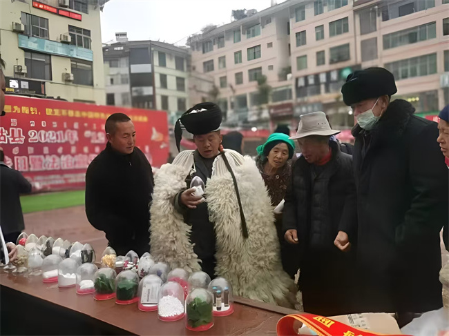 當地群眾學習了解禁毒科普知識。美姑縣委禁毒辦供圖