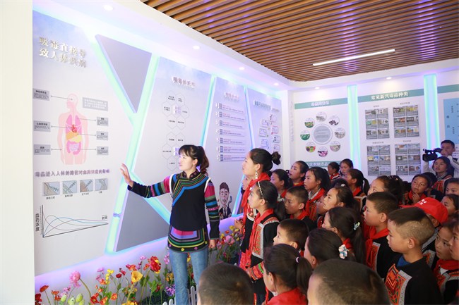學生們正在學習禁毒知識。美姑縣委禁毒辦供圖