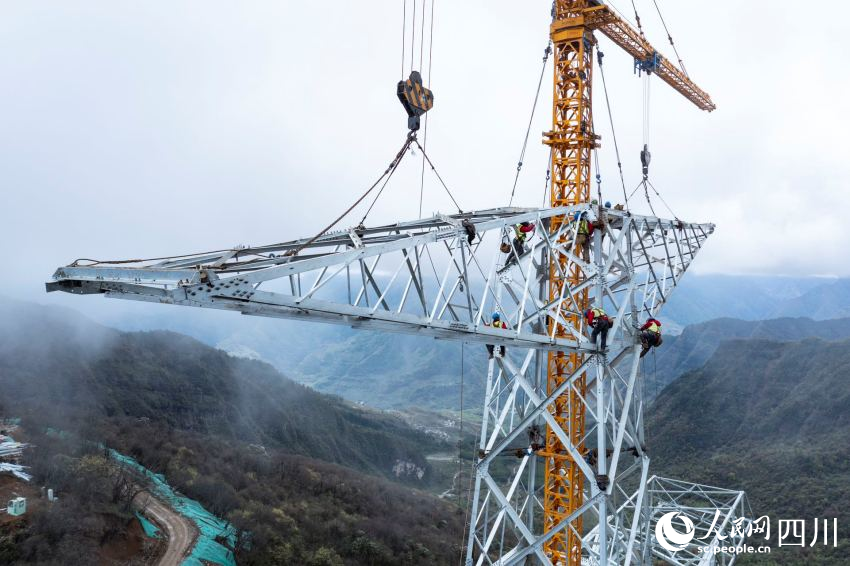 2024年4月19日，牛背山上，電力工人正在金上至湖北特高壓工程進行組塔施工作業。田海攝