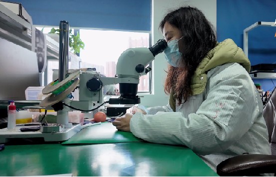 工作人員正在做電子原件測試。青羊區融媒體中心供圖