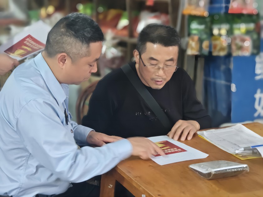 普法志愿者進店宣講。劉英夫供圖