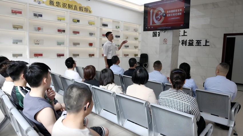 仁壽煙草行政服務(wù)大廳開展“10分鐘普法微課堂”。葉寒供圖