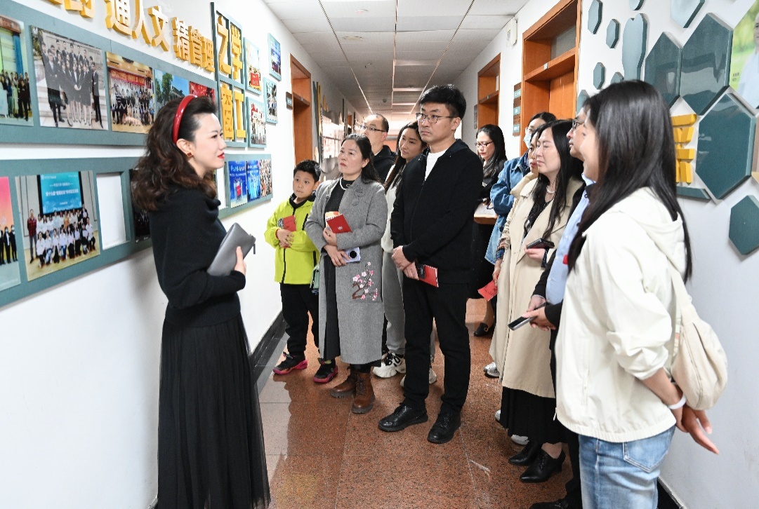 參觀學習。成都中醫藥大學管理學院供圖