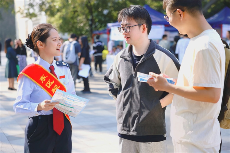 稅務干部向即將畢業的大學生介紹就業創業稅收政策優惠情況。攀枝花市稅務局供圖