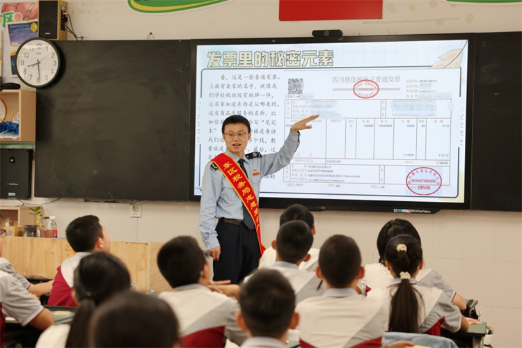 稅務(wù)干部向小學(xué)生講稅法知識。攀枝花市稅務(wù)局供圖