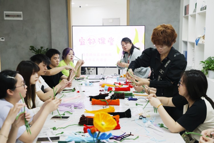 酒圣路社區(qū)宜鄰課堂上，大家正在制作扭扭花。翠屏區(qū)融媒體中心供圖