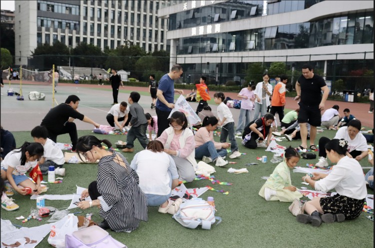 宜鄰課堂開展“以春之名，約繪紙鳶”親子活動。翠屏區融媒體中心供圖
