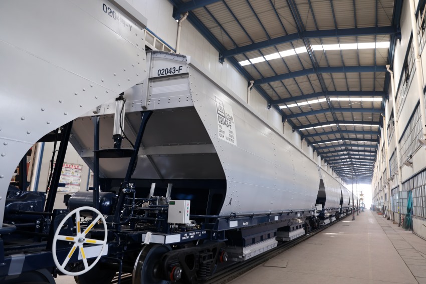 眉山車輛有限公司即將發往澳大利亞的糧食漏斗車。張亮攝