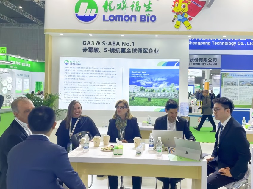 在2025上海CAC展會現場，四川龍蟒福生科技有限責任公司展位前洽談火熱。公司供圖