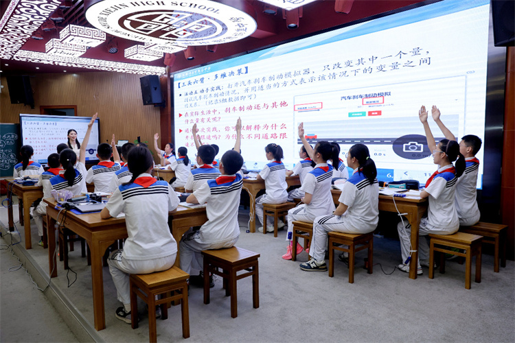 學生積極回答老師的提問。青羊區教育局供圖