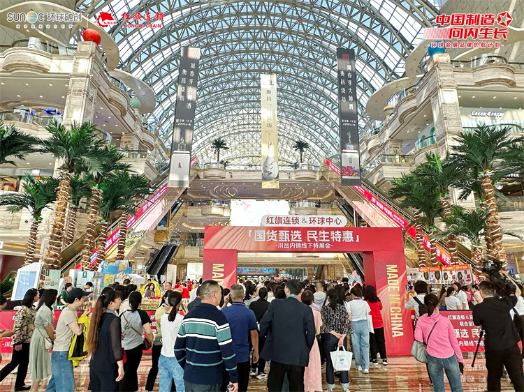 市民進入展廳。主辦方供圖