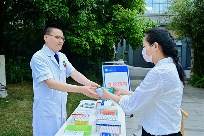 現場免費分發義診藥物。四川省第四人民醫院供圖