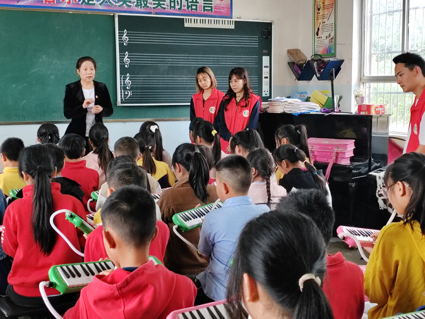 送藝術進鄉村學校。中江縣委宣傳部供圖