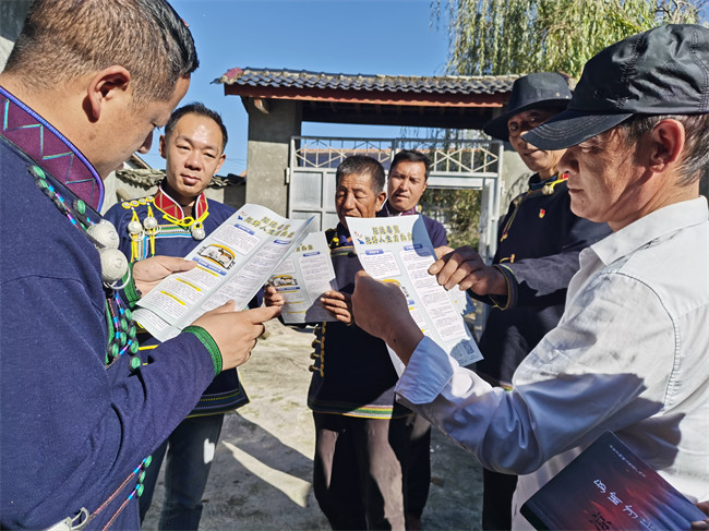 走村入戶科普宣傳。普格縣委禁毒辦供圖