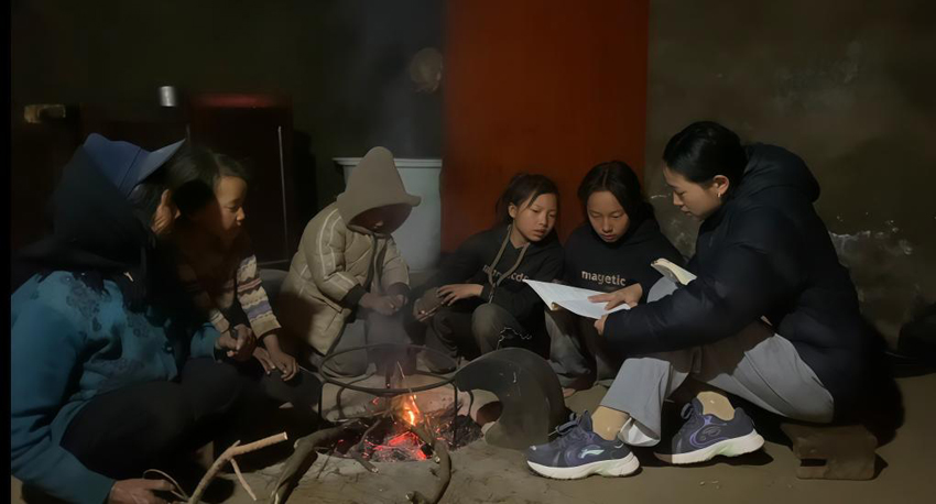 為孩子們輔導作業。受訪者供圖