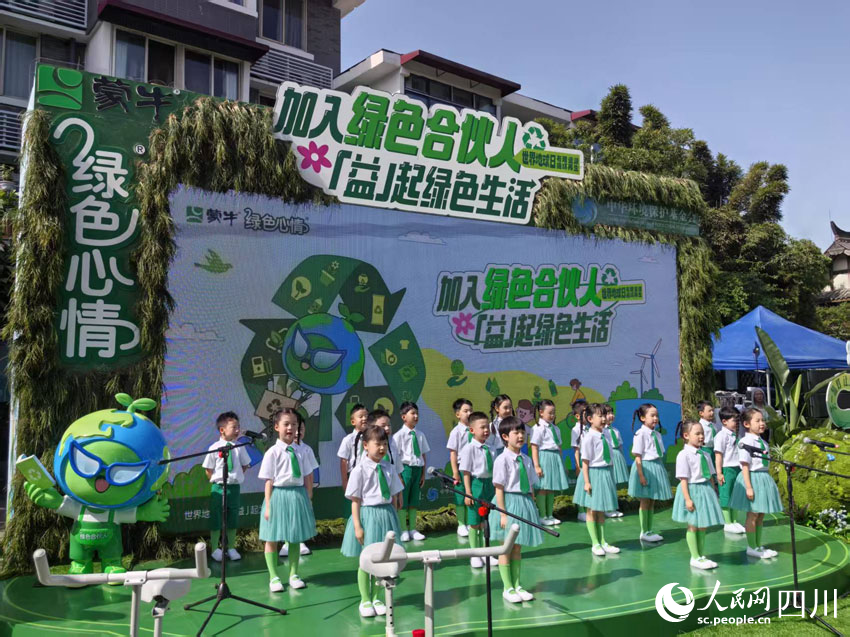 孩子們朗誦環(huán)保主題詩歌。人民網(wǎng)記者 劉海天攝