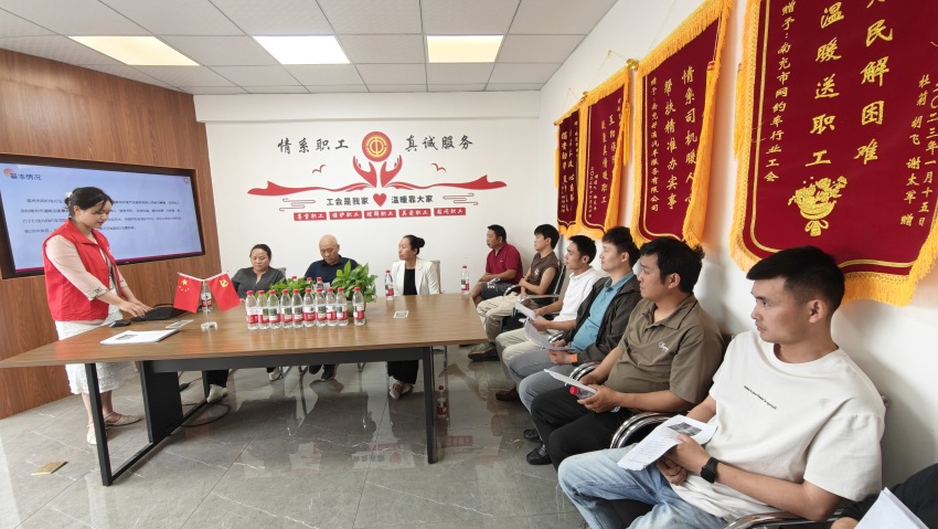  南充網(wǎng)約車行業(yè)工會聯(lián)合會開展司機座談會。陳萱攝
