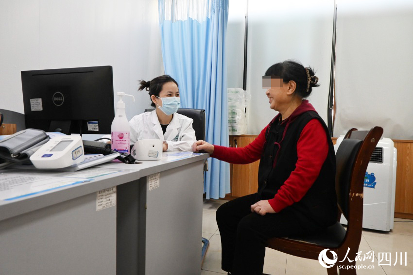 社區衛生服務中心醫生與楊玉芳溝通后續治療方案。袁唯茜攝