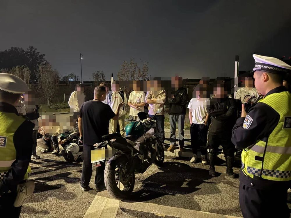 對“飆車炸街”人員進行批評教育。郫都交警供圖