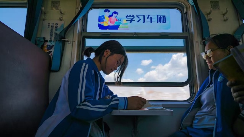 “慢火車”上的學習車廂。中國鐵路成都局集團有限公司供圖