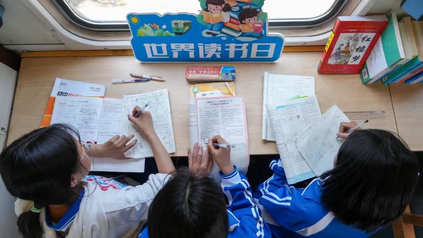 孩子們在火車車廂內學習。中國鐵路成都局集團有限公司供圖