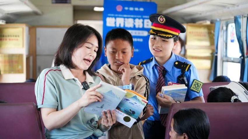 列車上書聲朗朗。中國鐵路成都局集團有限公司供圖