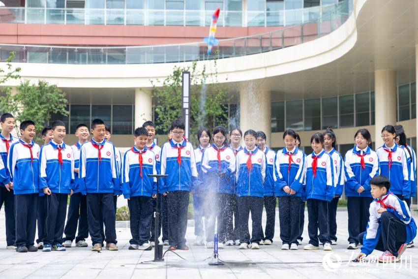 學生發射水火箭。趙祖樂攝