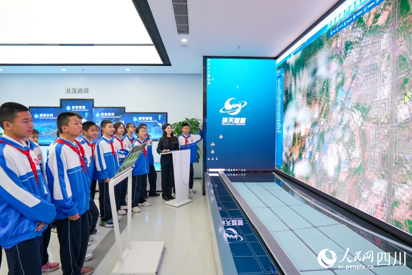 學生實地探訪衛星測運控中心。翁光建攝