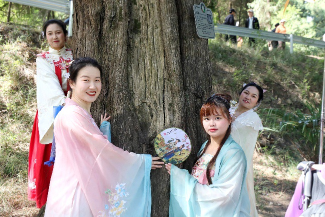 漢服游客拍照紀念。廣元市委宣傳部供圖