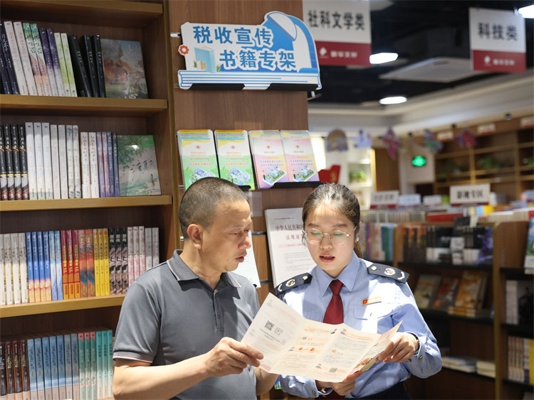 稅務干部為市民宣講政策。達州市稅務局供圖