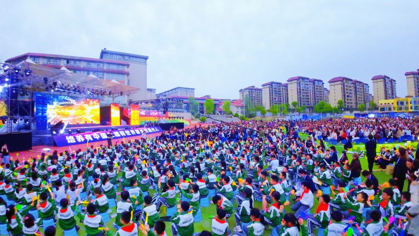 千名師生、家長參加活動。主辦方供圖