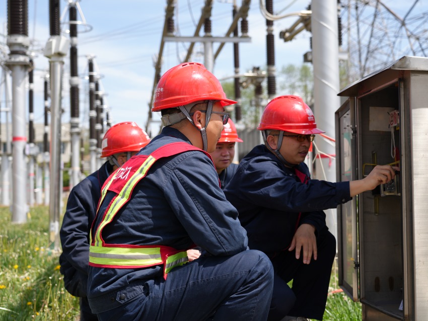 2025年4月19日，在普提500千伏變電站，國(guó)網(wǎng)四川送變電公司電力調(diào)試人員在檢查端子箱接線(xiàn)情況。羅海弋?dāng)z
