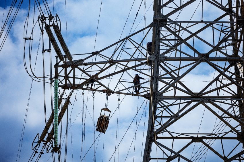2025年4月22日，國網四川送變電公司正在進行500千伏金普一、二線104號～105號鐵塔之間舊導線拆除施工。曹頎攝