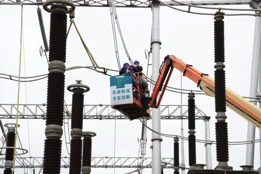2025年4月22日，國網四川送變電公司正在開展500千伏金普二線B相進線引流線制作、安裝工作。曹頎攝