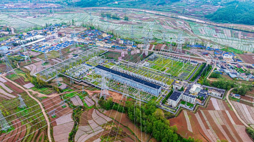 2025年4月22日，正在進行施工改造的普提500千伏變電站。曹頎攝