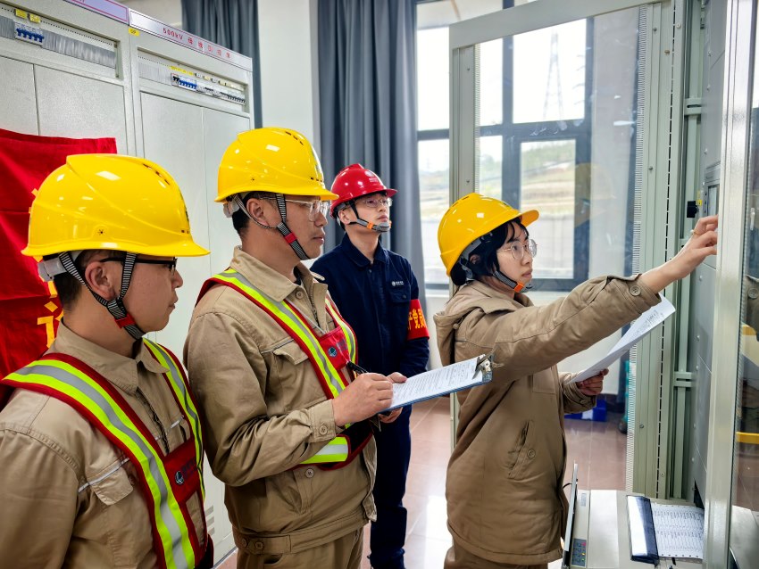 2025年4月23日，在普提500千伏變電站，國網四川超高壓公司電力運維人員開展500千伏金普一、二線送電工作。李夢娜攝