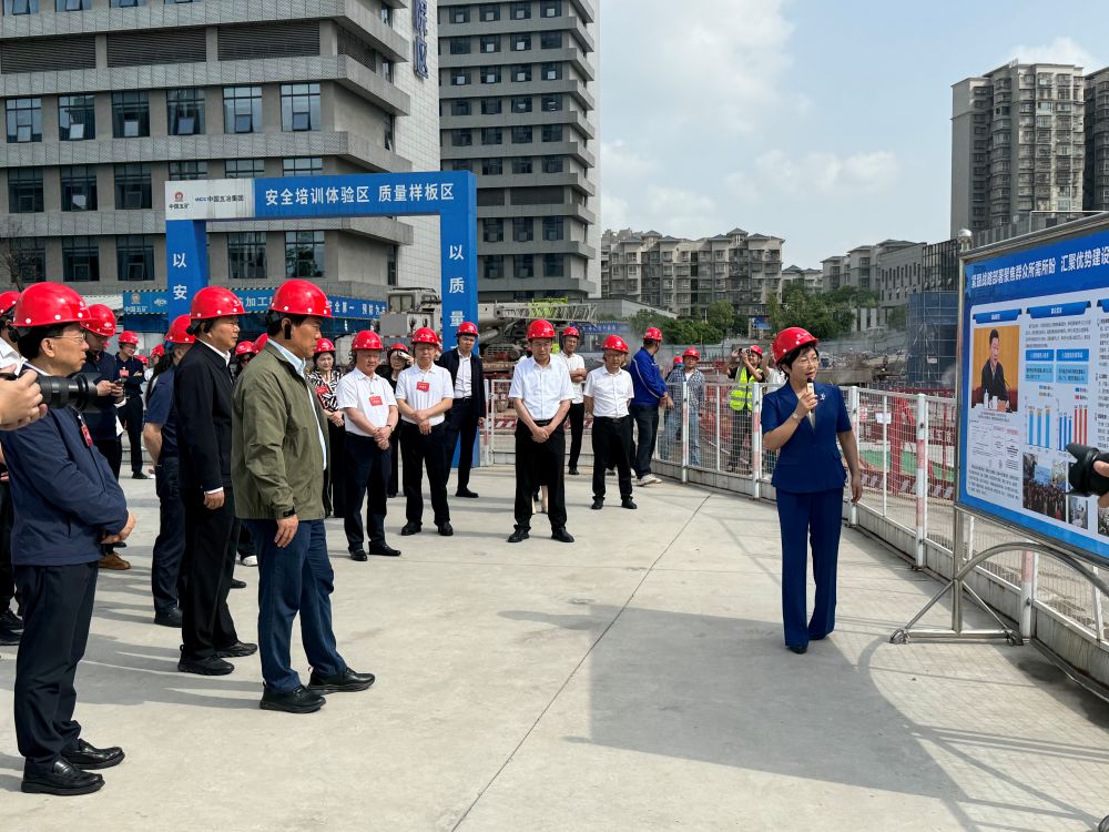 調研組在國家區域醫療中心建設現場實地考察。崔熙滟攝