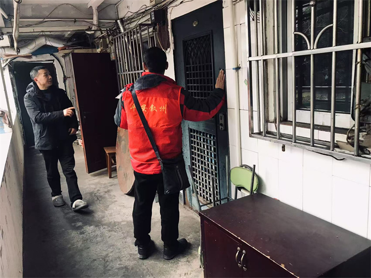 工作人員上門了解群眾需求。敘州區融媒體中心供圖