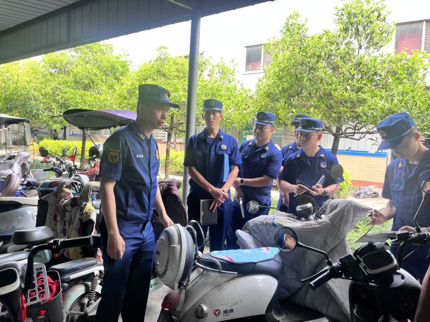 消防干部正在為消防員講解企業的隱患問題。青神縣消防救援大隊供圖